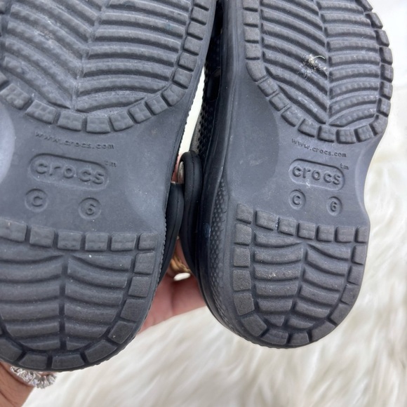 CROCS Black and White Water Shoes with Daisy Accents - Picture 8 of 9